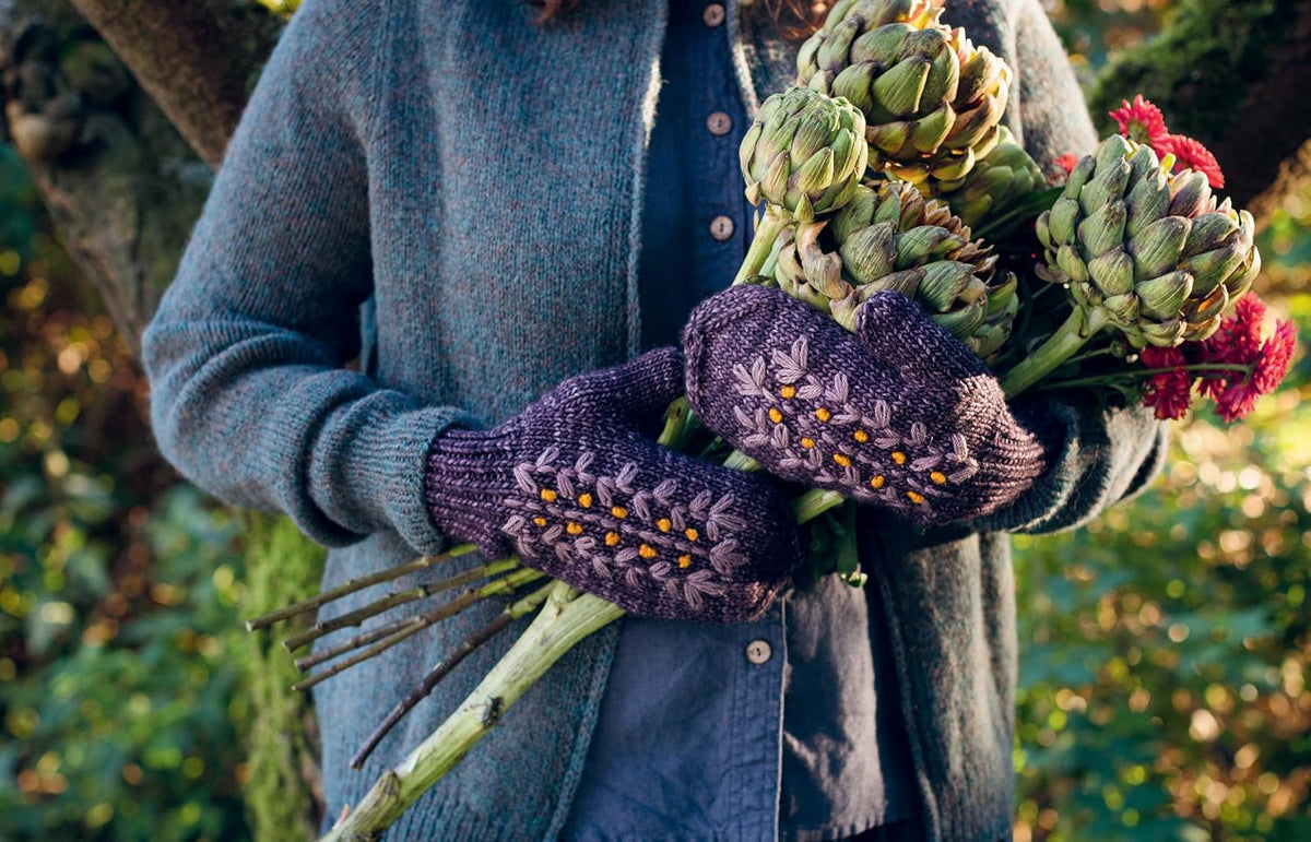 Embroidery on Knits: 18 Nature-Inspired Templates for Stitching on Wool