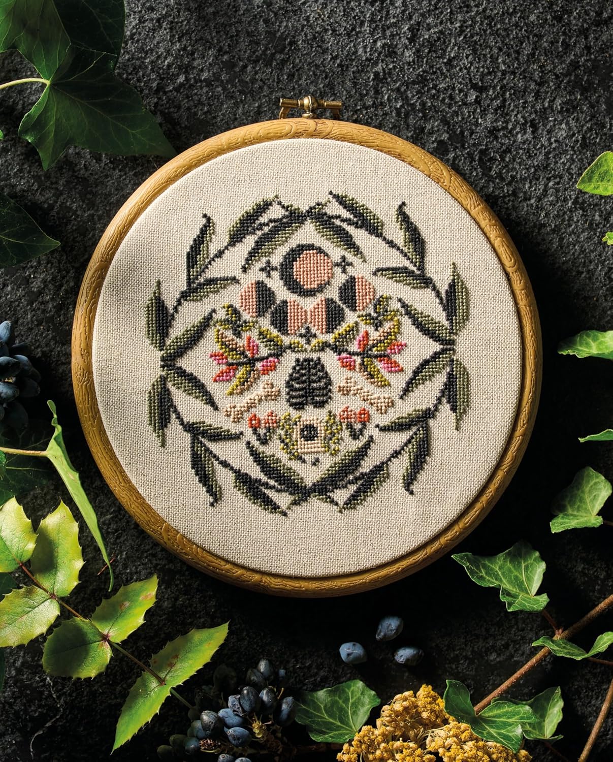 Cross Stitch Cabinet of Curiosities: 500 Magical Motifs and Peculiar Patterns